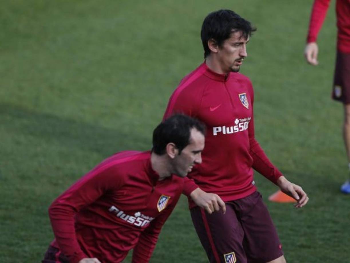 El diario italiano Tuttosport lanza una información en la que señala a Stefan Savic y Diego Godín, jugadores del Atlético de Madrid, como posibles objetivos de la Juventus para reforzar su defensa y construir un equipo todavía más competitivo con el que complementar la hipotética llegada de Cristiano Ronaldo.