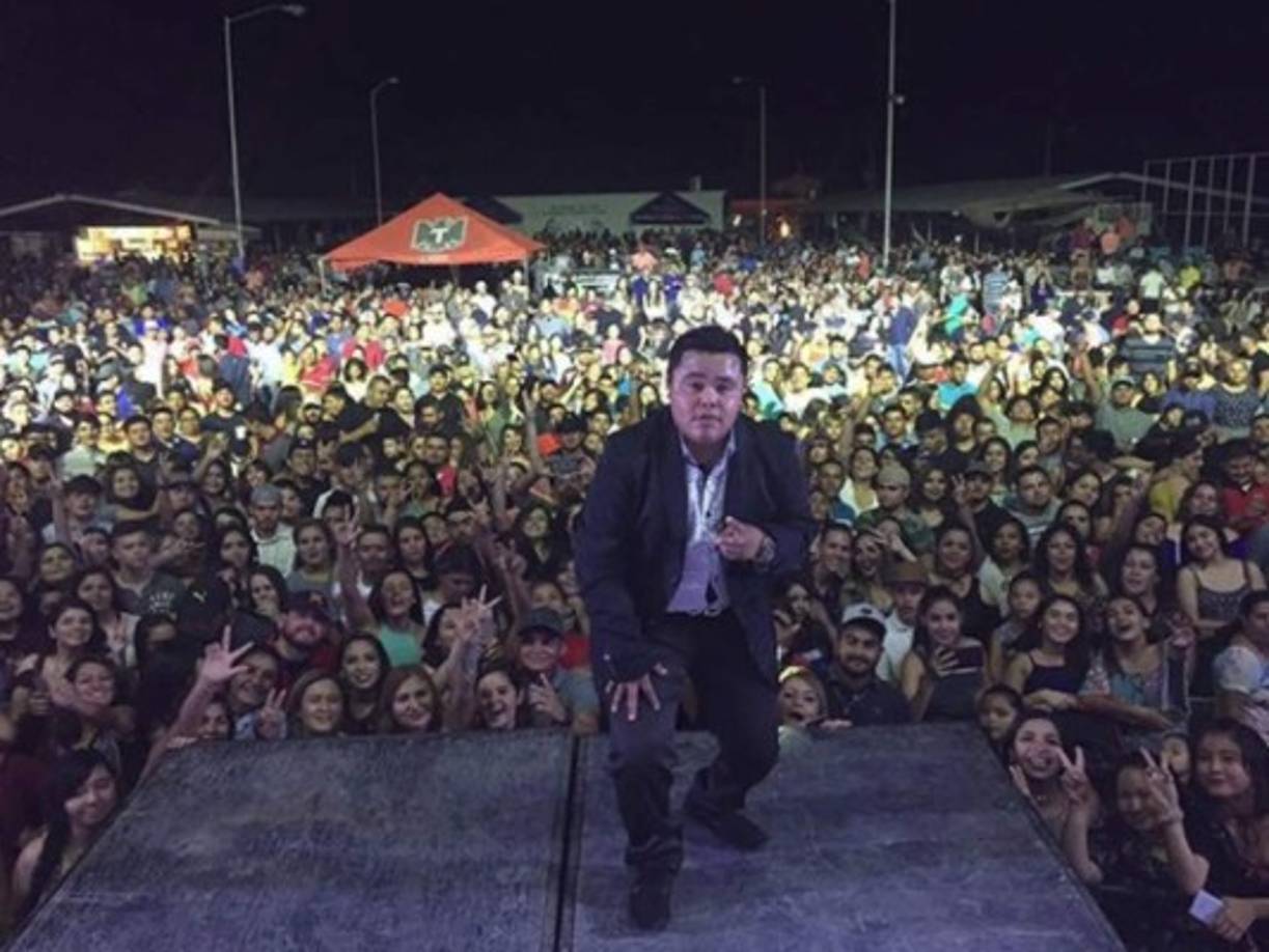 A través de las redes sociales recibía invitaciones de cantantes y grupos de música de banda para que acudiera a sus conciertos.