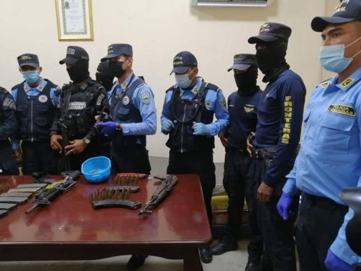 Autoridades de seguridad pública anunciaron investigaciones en torno a los decomisos. Involucrados serían, entre otros, miembros de pandillas.