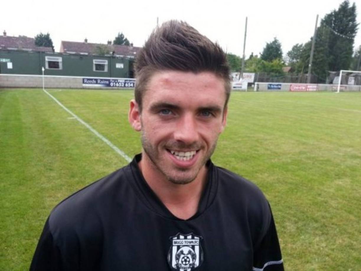 Liam Davis: Futbolista inglés que juega en el club Torquay United de la Liga Nacional del Sur. También es otro de los que se ha declarado gay.