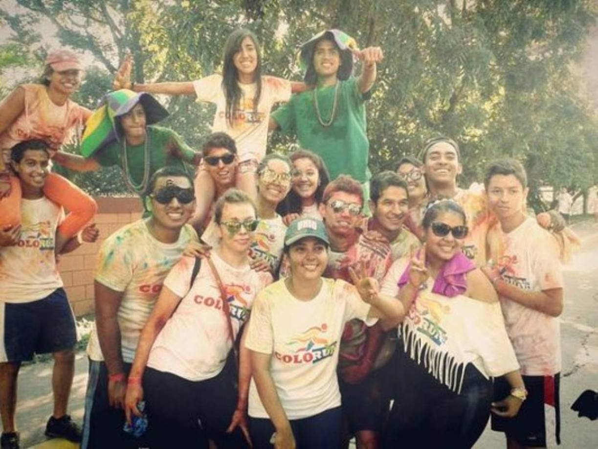 Marilyn Broomfield: 'Compartiendo un hermoso día con ellos #PorUnCatarinoMejor #ColorunHn'