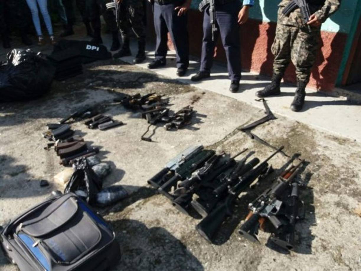 Las autoridades sospechan que el arsenal pertenece a una pandillas que controla gran parte de San Pedro Sula, la segunda ciudad más importante de Honduras. En el lugar fue capturado un hondureño, cuya identidad no precisaron las autoridades, quien se encontraba en la casa allanada y que supuestamente forma parte de una pandilla.