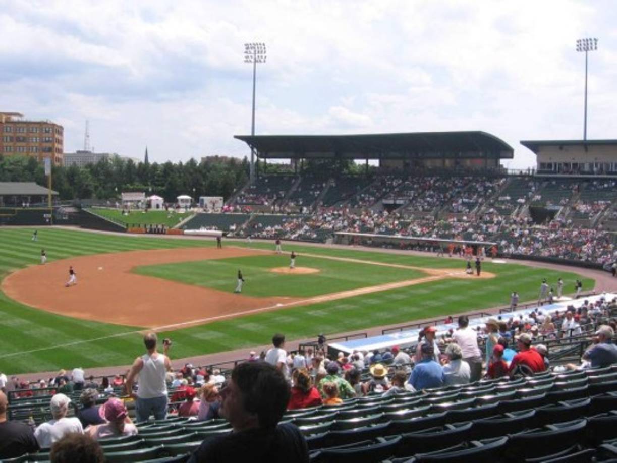 Estadio Frontier Field - Estados Unidos. Tras varios meses de investigaciones, personas especializadas en situaciones extrañas confesaron que el mismo estaba embrujado y que en varios de los rincones del estadio las presencias eran muy fuertes.