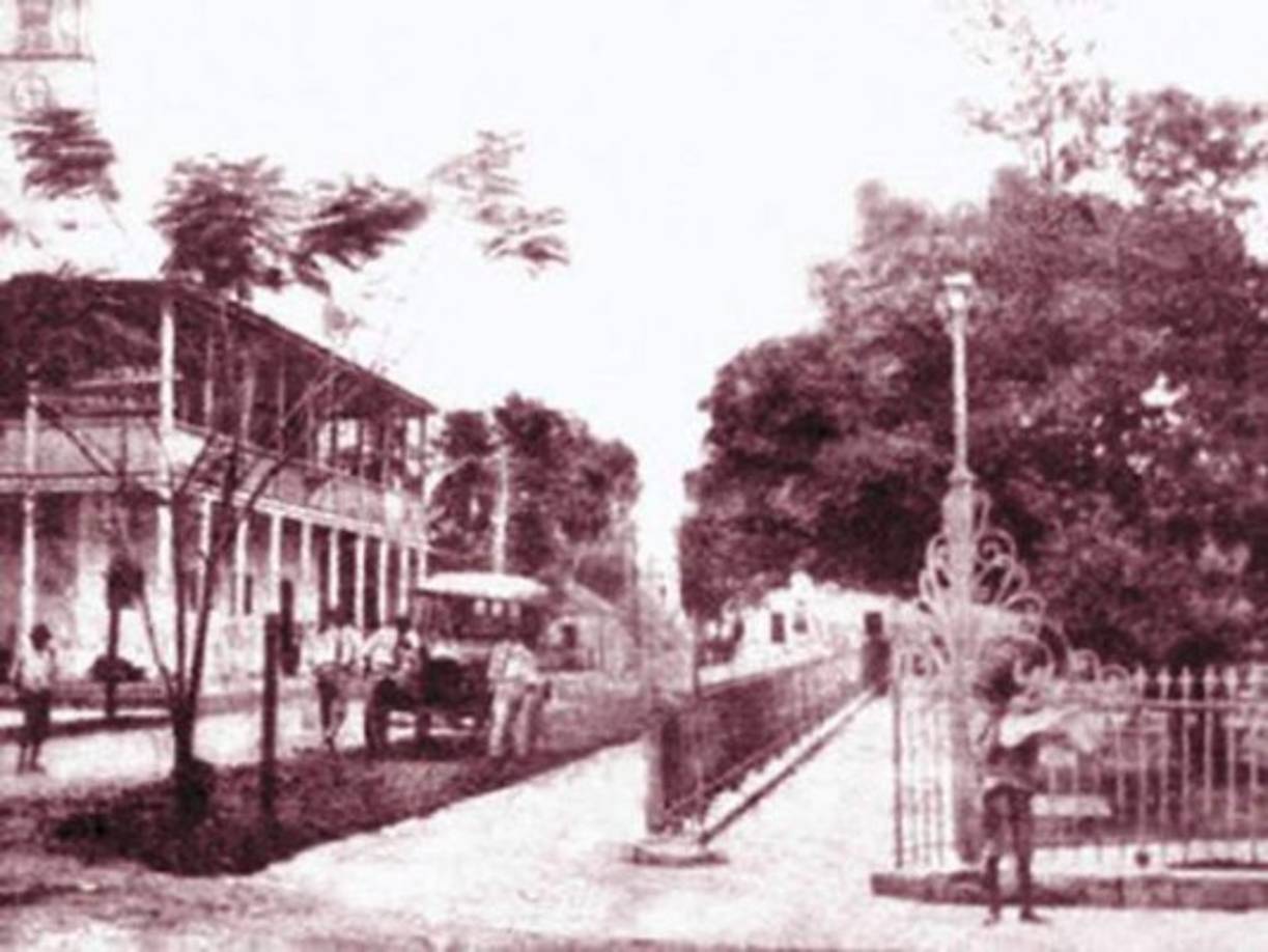 El Cabildo de San Pedro Sula a inicios de 1900 visto desde la esquina de la segunda calle con cuarta avenida SO. Hoy la zona es peatonal y hace parte del parque central.