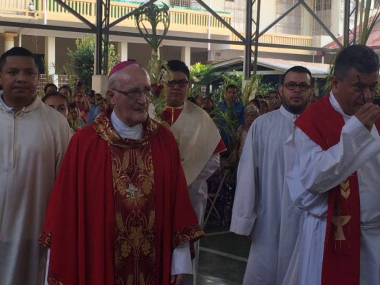 El obispo Ángel Garachana llegando al instituto María Auxiliadora.
