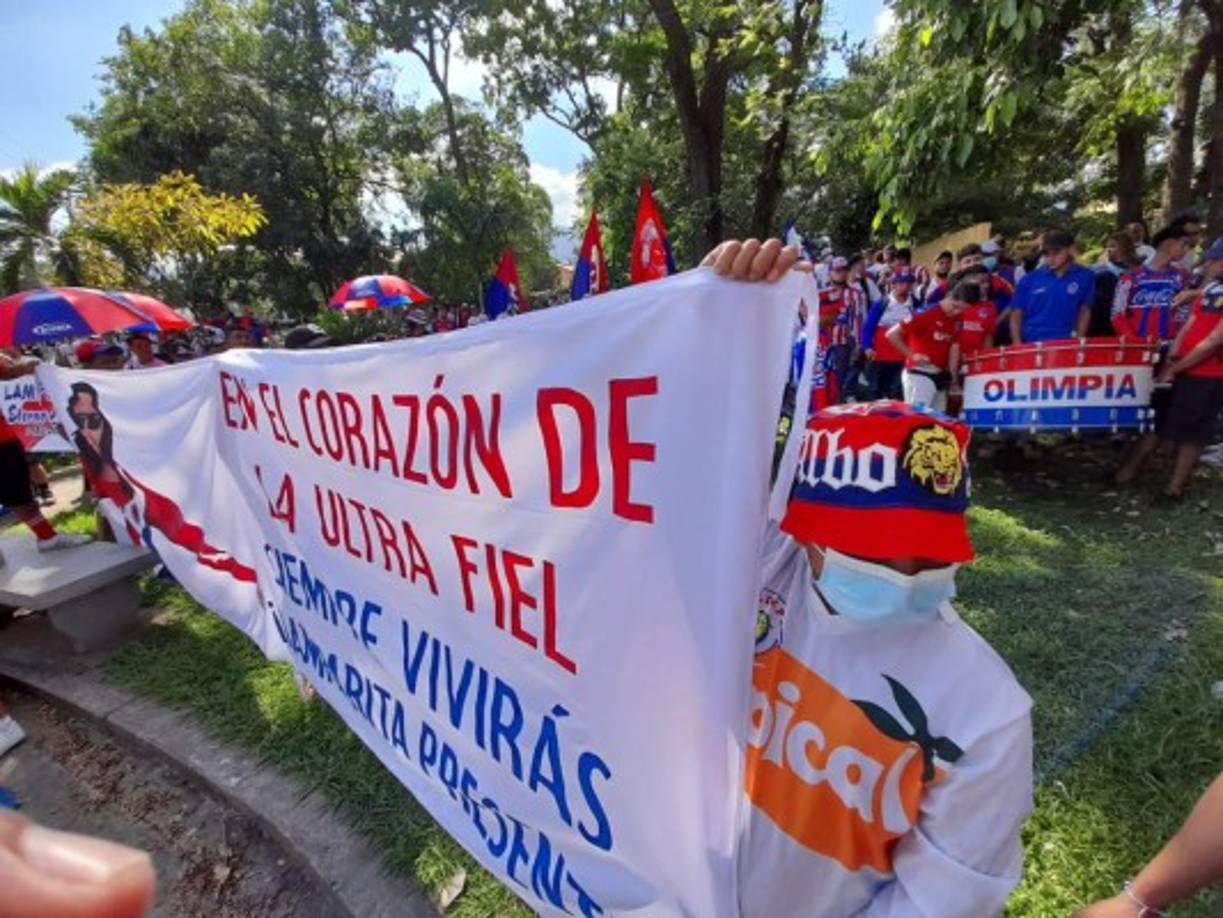 La barra del Olimpia protagonizó un show al equipo blanco en el hotel de concentración previo a su duelo contra Marathón en San Pedro Sula. Los aficionados no pueden ingresar a los estadios debido a las medidas contra el covid-19. Fotos Neptalí Romero.