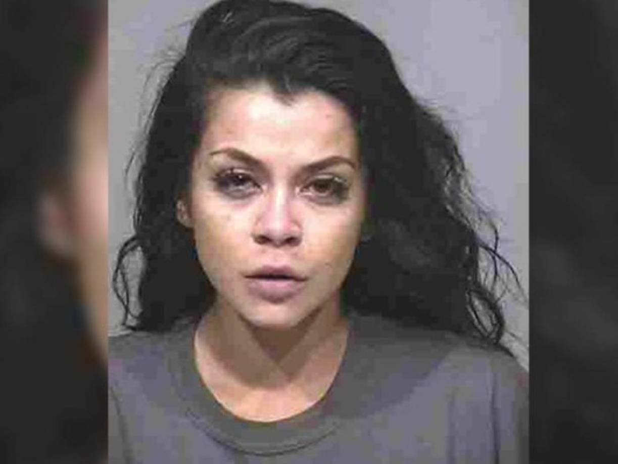 En mayo de 2020 ella y un amigo salieron a un bar de Scottsdale. Cuando rozaban las 10:30 p.m., salieron al sitio donde estacionaron el automóvil, pero descubrieron que este había sido destrozado en la zona del parabrisas. Fotografía de prontuario de la policía.