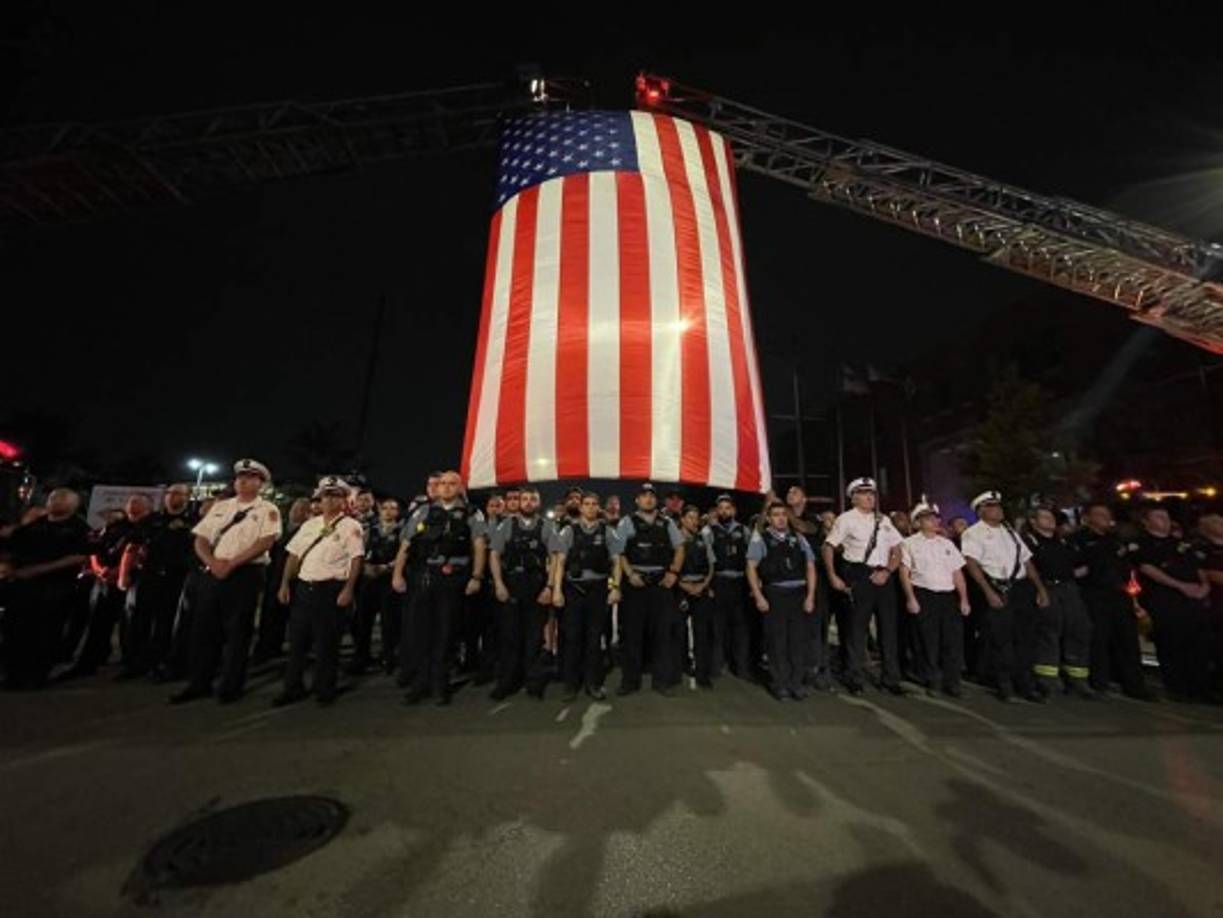 Decenas de agentes de policía participaron en una procesión para rendir homenaje a su compañera abatida.