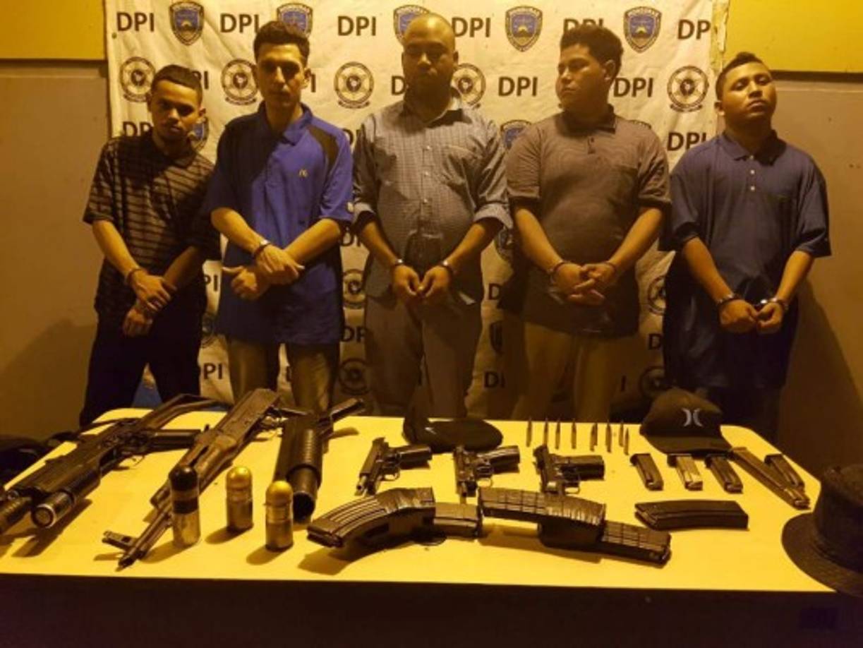 Estos cinco pandilleros de la 18 fueron detenidos en Montelimar, Quimistán. Responden a los nombres de:<br/>-Elias Obed Harry Castro <br/>-Victor Manuel Corea Alvarenga <br/>-Orlin Armando Cruz Flores<br/>-Orlin Javier Ávila Maldonado <br/>-Brayan Iban Maldonado Cortés <br/>A estos hombres se les decomisó granadas, fusiles, pistolas, celulares, chalecos antibalas y un vehículo Marca Ford tipo camioneta color blanco.<br/><br/><br/><br/>