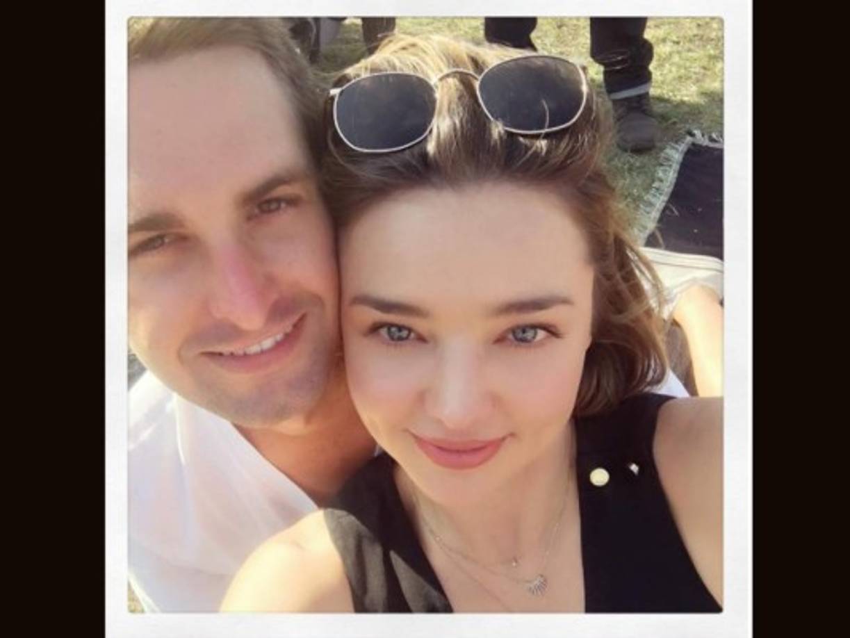 A casi dos meses de la boda, la propia Miranda Kerr ha compartido en su Instagram, varias fotografías de su espectacular vestido de novia.