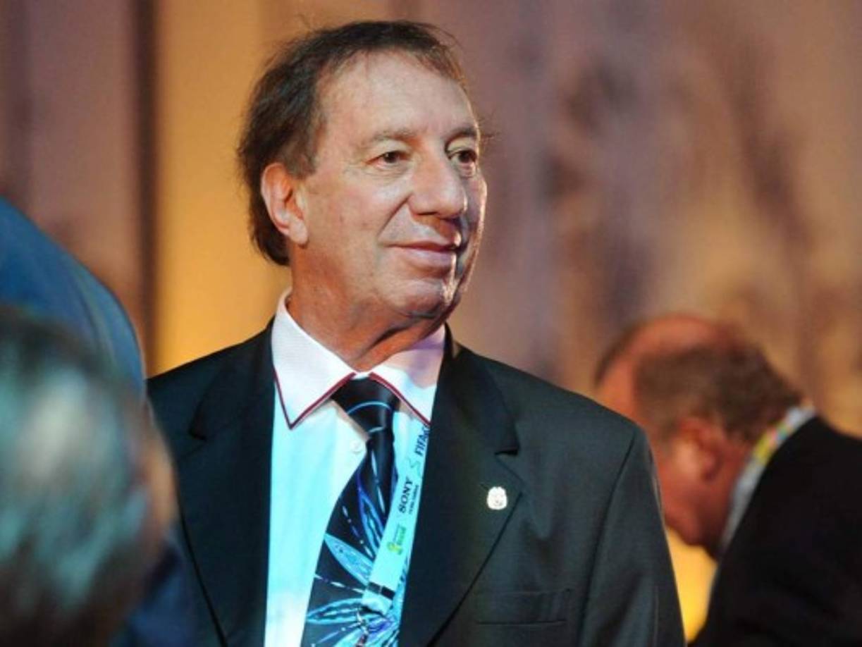 Carlos Salvador Bilardo - Estudió medicina y se especializó en Ginecología. Fue el técnico que llevó a Argentina a ganar el título de campeón del Mundial de México 1986.