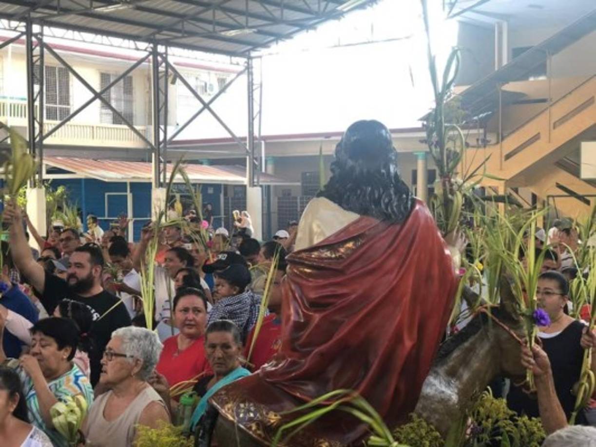 Los fieles utilizan las cruces y ramilletes de palmas para agitarlas al paso de Jesús de Nazareth.