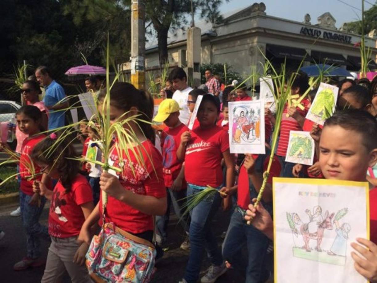Gran cantidad de pequeños participan de la procesión.