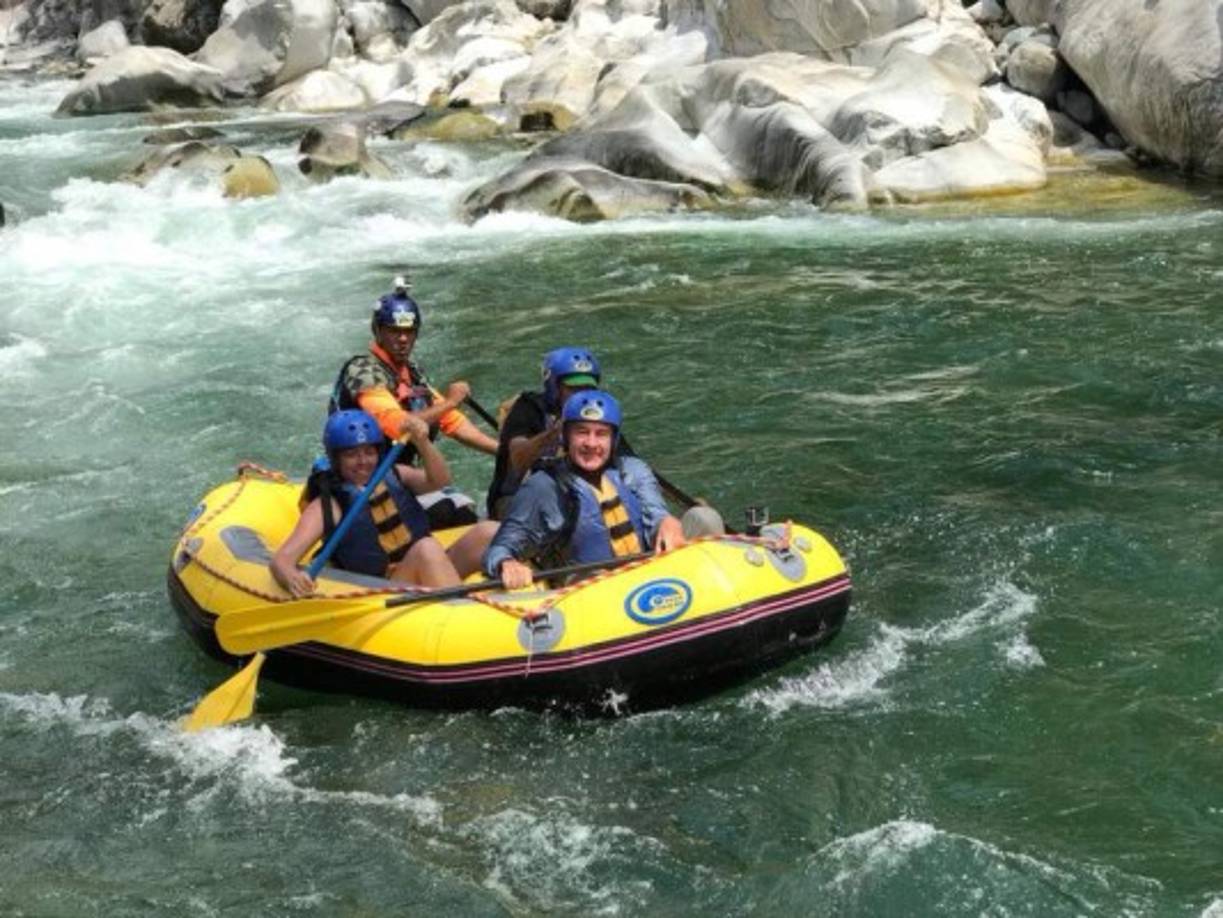 El documentalista británico junto a otras personas mientras disfrutan del río Cangrejal.