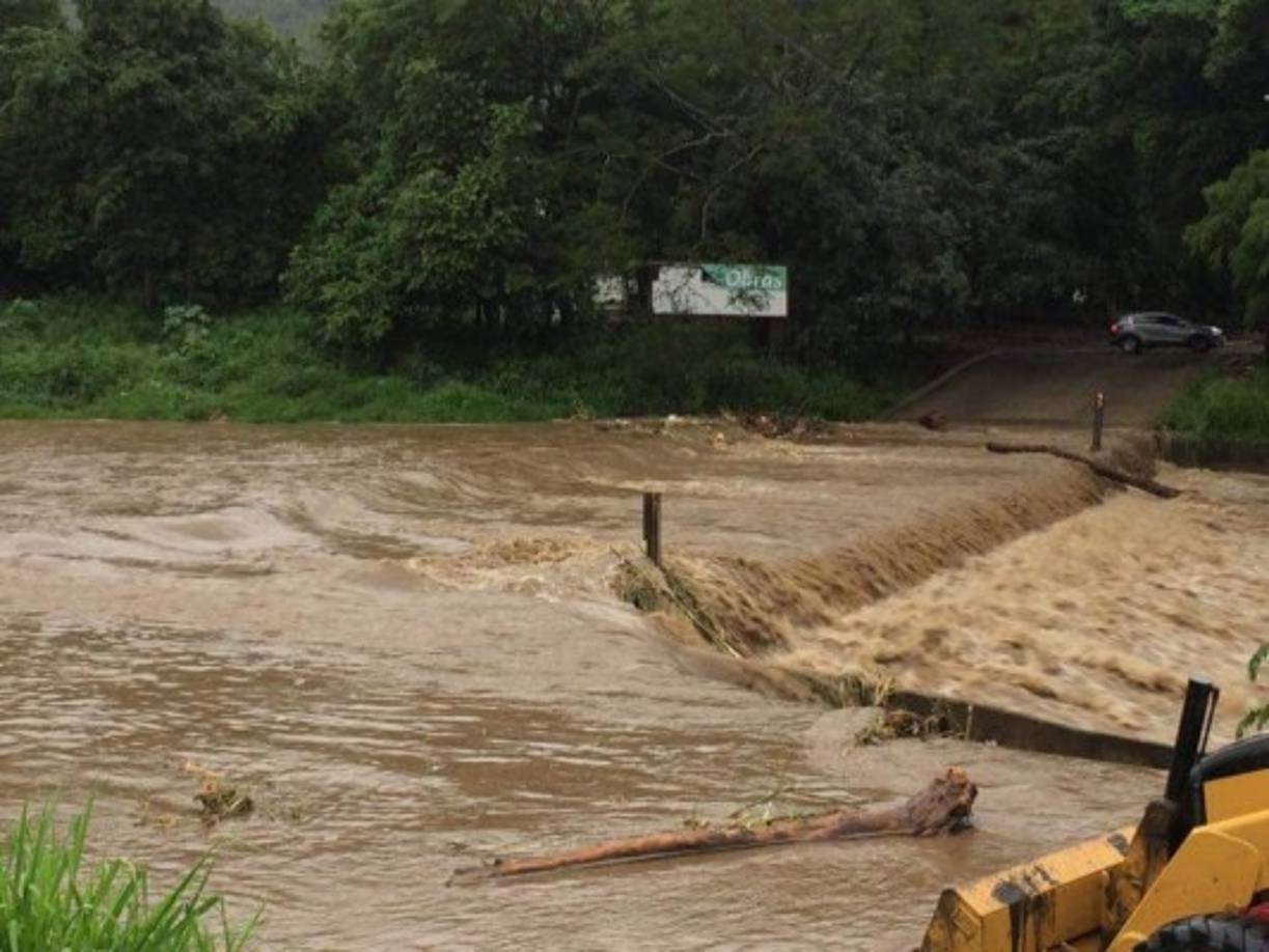 El paso por el vado de la colonia Juan Lindo de San Pedro Sula está interrumpido. Las autoridades piden prudencia a la población.