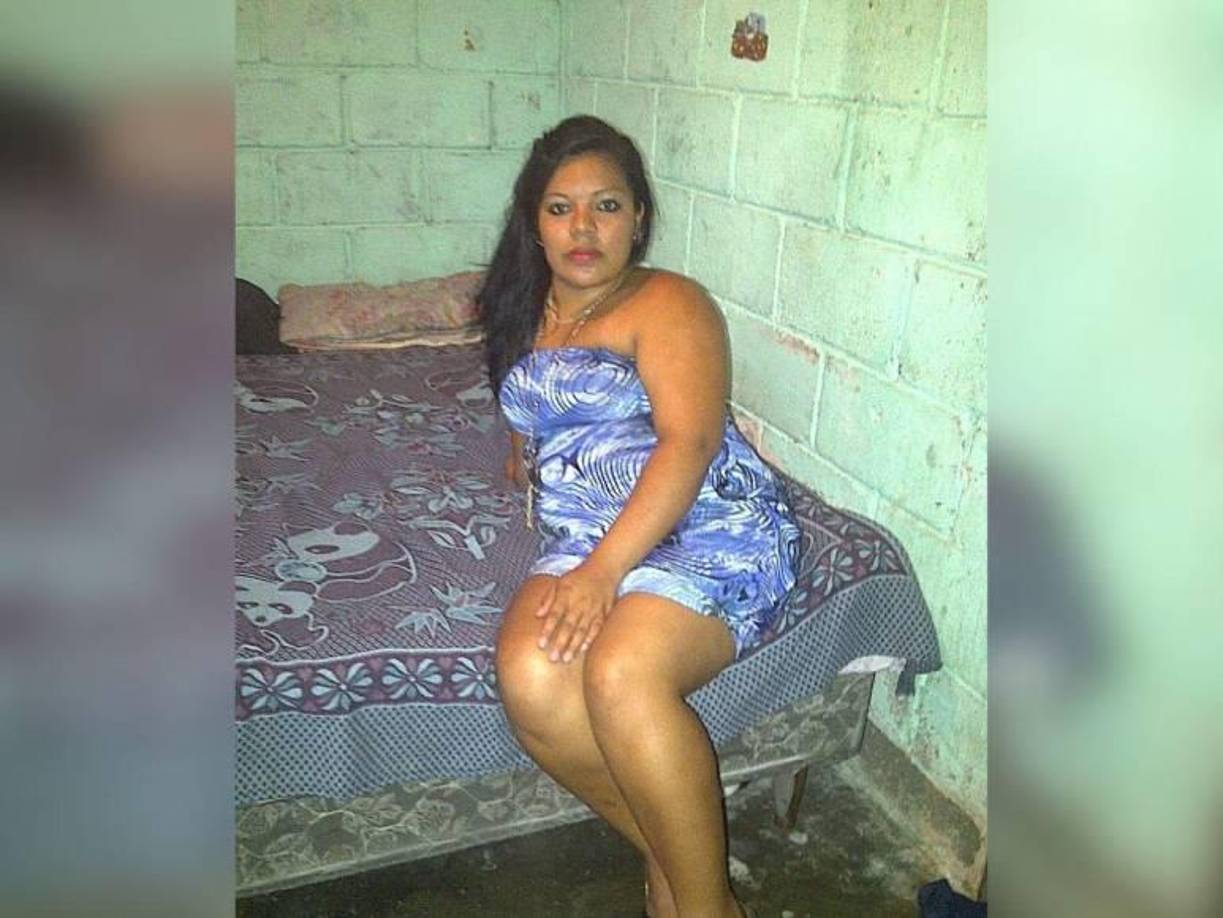 Los cuerpos de Torres Contreras y Rápalo Arita quedaron tendidos en el suelo cerca de una vivienda, donde más tarde los familiares de Rápalo llegaron para lamentar su pérdida.