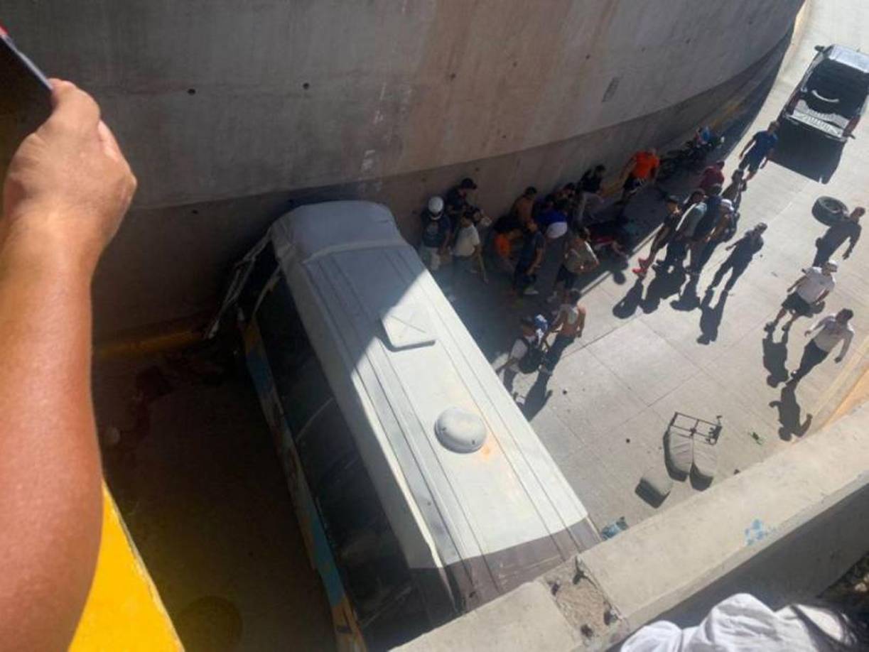 Ocho personas más resultaron heridas en el terrible accidente y fueron trasladadas hasta un centro hospitalario. Sólo Edwin perdió la vida.