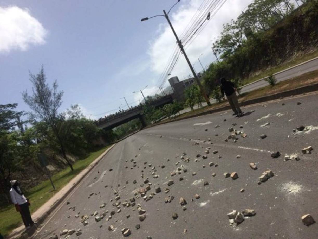 Los transportistas han venido exigiendo en las últimas semanas un incremento a la tarifa del servicio, lo que ha sido rechazado por el Gobierno y repudiado por los usuarios, que consideran que el alza que pretenden es desproporcionada.