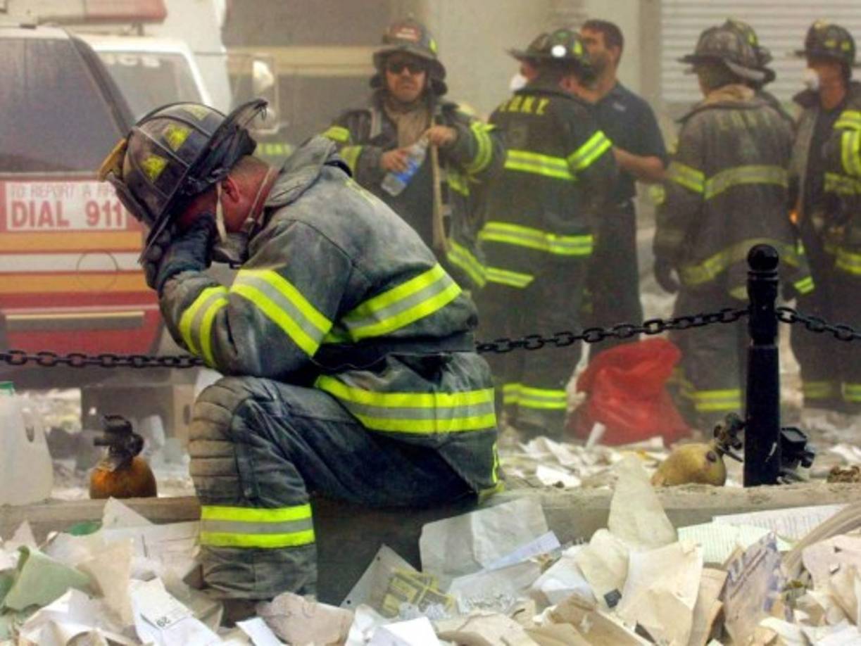 Cientos de bomberos y policías murieron mientras intentaban rescatar a las personas atrapadas en las Torres.