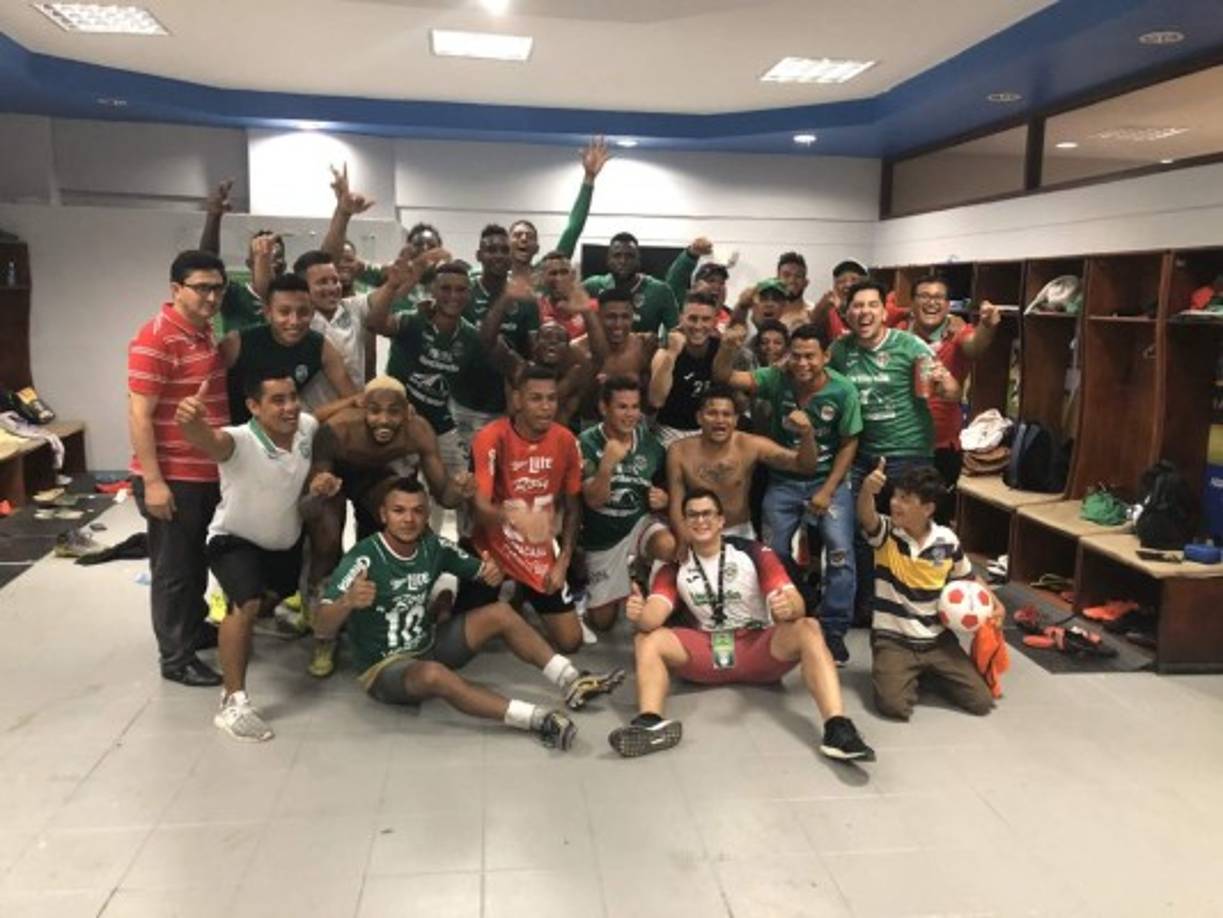 Los jugadores de Marathón celebraron la victoria en los camerinos del Olímpico.