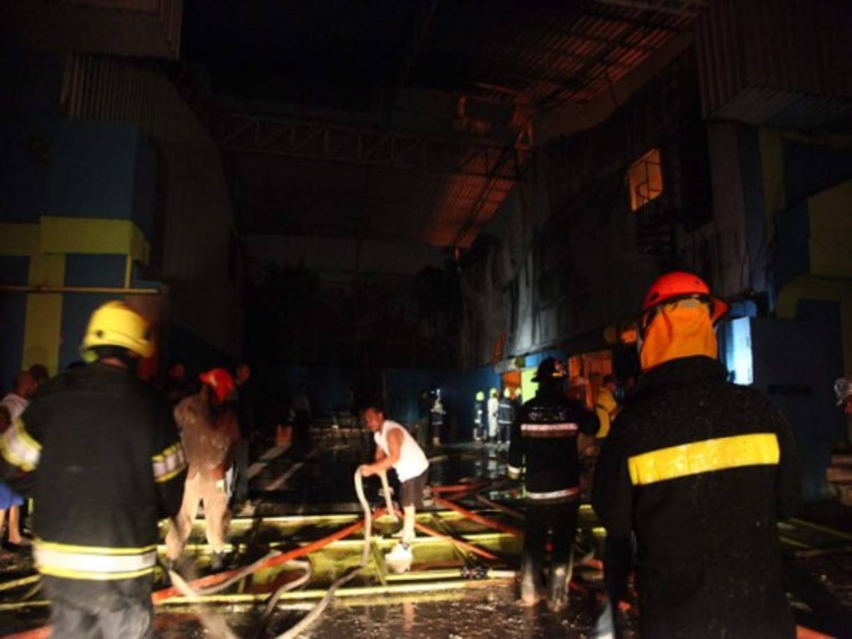 Varios camiones se utilizaron para apagar el incendio.
