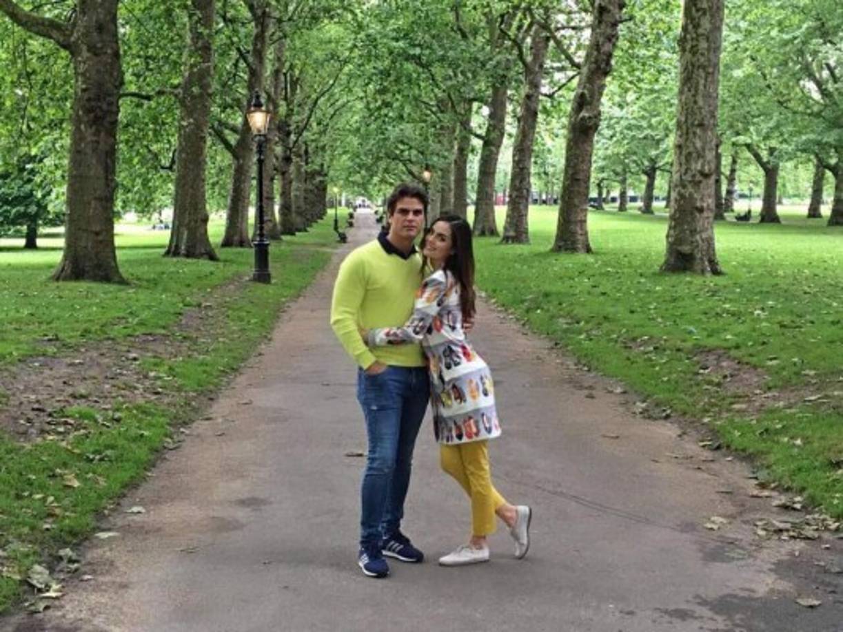 Es hijo del ingeniero Juan Carlos Valladares García, empresario y figura allegada a Angélica Rivera.