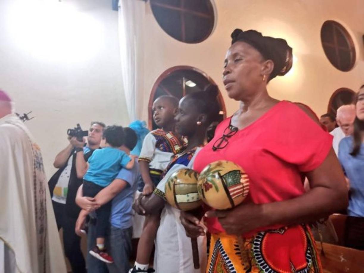 Los feligreses isleños celebraron el aniversio de la Virgen de Suyapa al ritmo de cantos propios de la región.