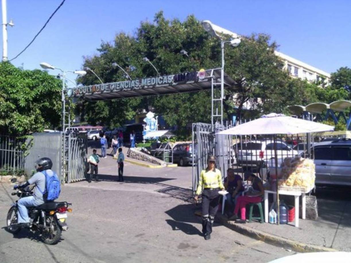 Las clases en la facultad de Ciencias Médicas de la Universidad Nacional Autónoma de Honduras (Unah) se reanudaron este jueves como parte del acuerdo pactado entre estudiantes en protesta y autoridades académicas. Ajax Irías, vicerrector de Asuntos Estudiantiles, informó que se analiza la situación de cada facultad. 'En el caso de la Unah y Unah-vs donde solo es factible tener solo dos periodos y se analiza si en otros centros se pueden tener más periodos', dijo Irías.
