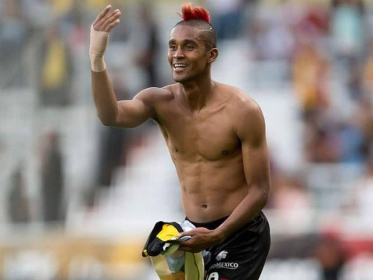 Fidel Martínez, apodado el Neymar ecuatoriano, encabeza a lo futbolistas con 'exótico' cabello en el balompié mexicano.