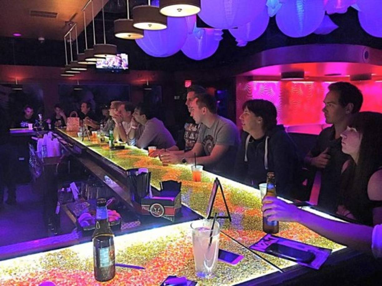 El club posee un amplio bar.