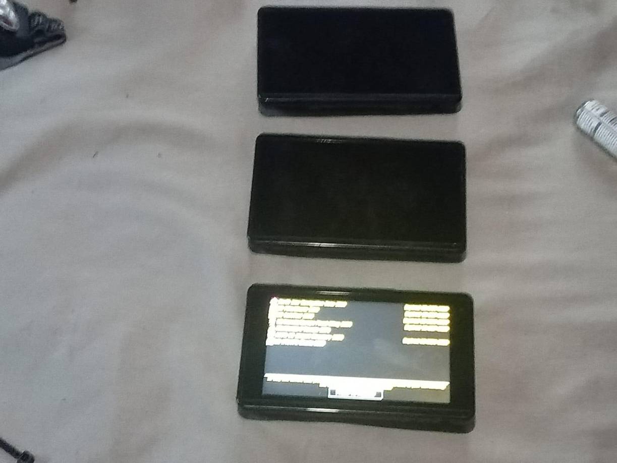 También se incautó tres monitores de pantallas. 