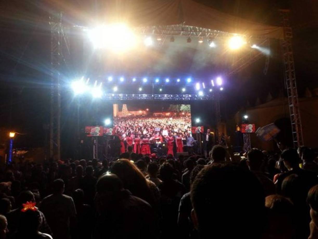 La multitud disfrutó de los artistas que les agasajaron con su talento.