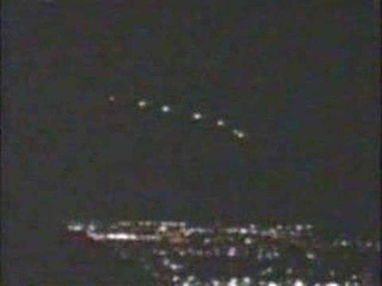 El 13 de Marzo de 1997, una serie de luces brillantes no identificadas aparecieron sobre la ciudad de Phoenix, Arizona, USA, y permanecieron allí, completamente quietas, durante varias horas. Las fuerzas aéreas comentaron que las luces eran parte de un entrenamiento donde se arrojaron bengalas. Sin embargo, las luces reaparecieron sobre Phoenix en el 2007 y el 2008. Aún no hay respuesta.