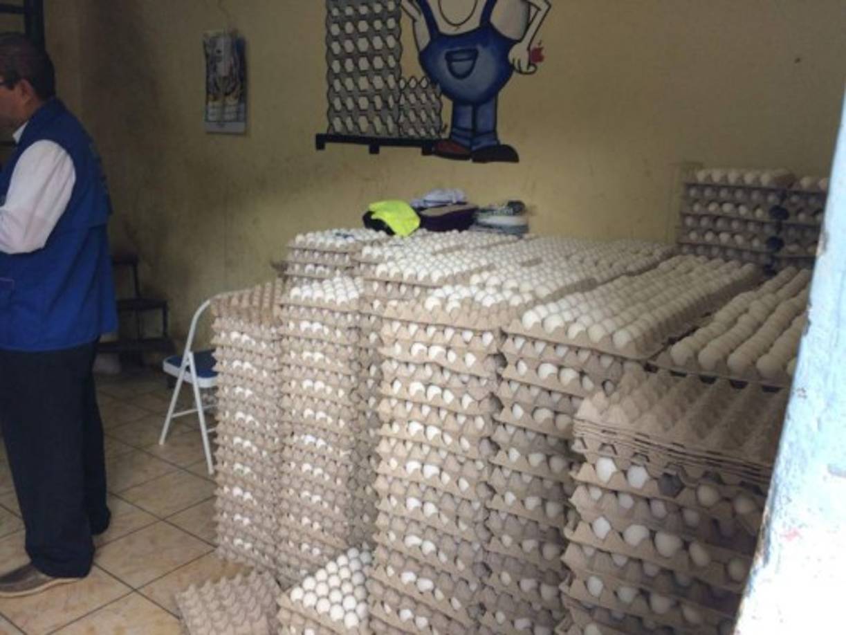 Fiscalía del Consumidor realiza operativo en bodegas de huevos en el mercado Zonal Belén de Comayagüela.