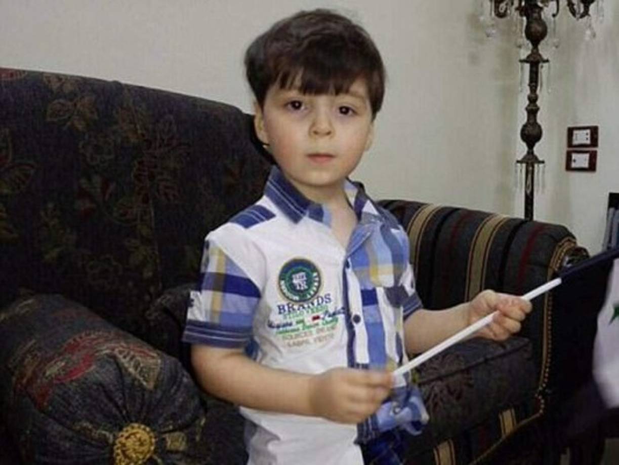 Algunos medios internacionales, espcialmente los chinos y rusos, alegaron que la imagen fue actuada provocando la furia del padre del pequeño.