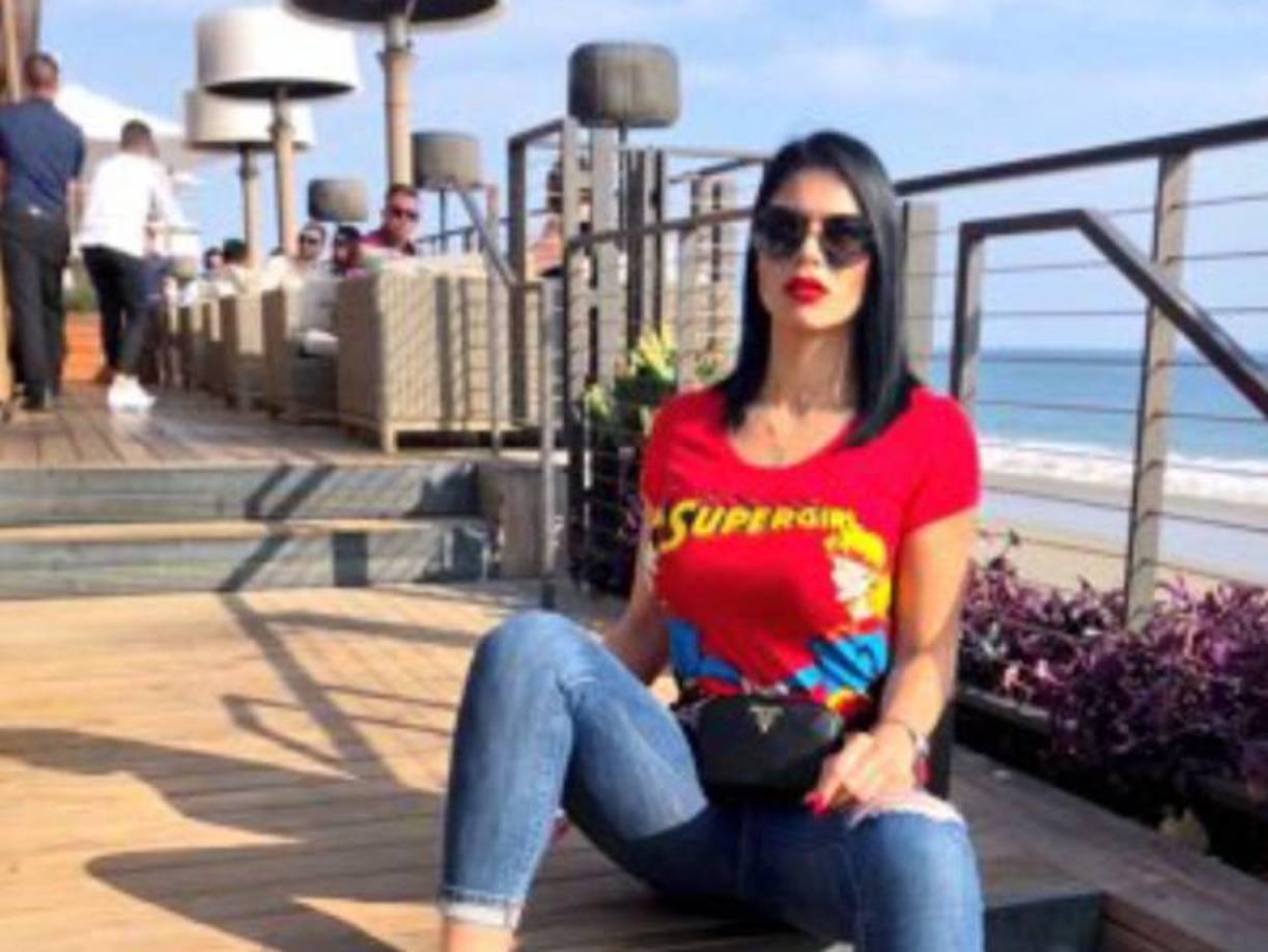 De acuerdo con la información preliminar, Salcedo habría salido del recinto y se ubicó en el estacionamiento del evento. Sobre las 8: 10 p.m. fue embestida por dos sospechosos, quienes se movilizaban en moto y dispararon en repetidas ocasiones.