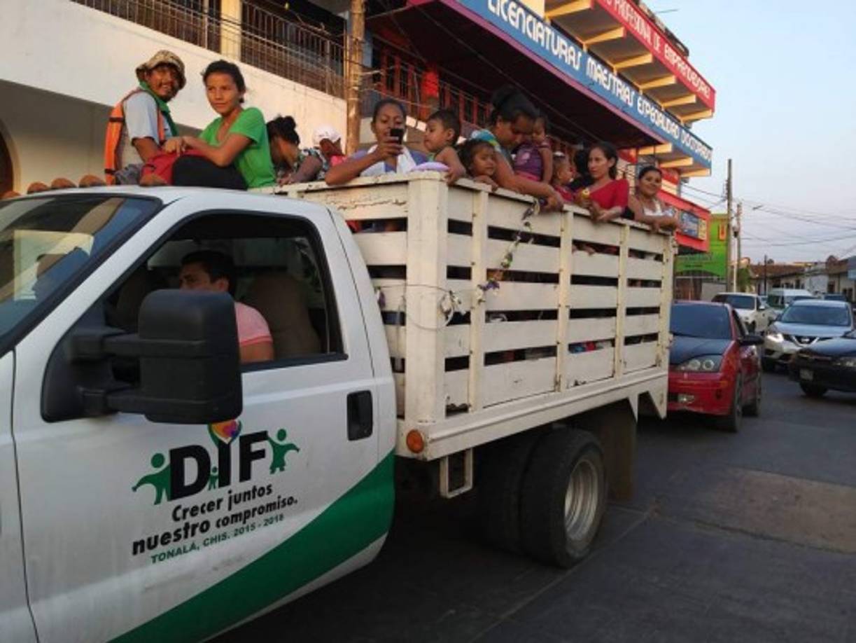 A pie o pidiendo un 'ride', los migrantes avanzan a paso lento por territorio mexicano.