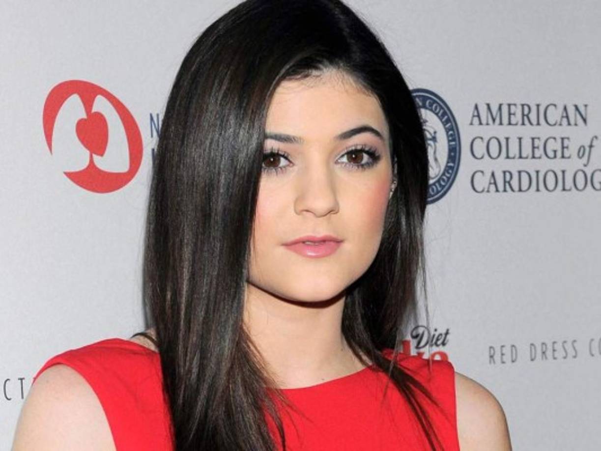 La hija menor de Bruce Jenner y Kris Kardashian logró construir un emporio gracias a sus más de 111 millones de seguidores en redes sociales, donde promueve sus productos cosméticos.