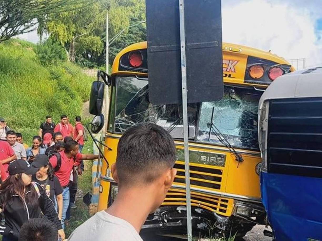 Según información preliminar, el hermano de Zelaya se encontraba cerca de la parte trasera de uno de los autobuses parados en la estación, donde esperaba transporte público para dirigirse a su trabajo, cuando fue impactado por el bus.