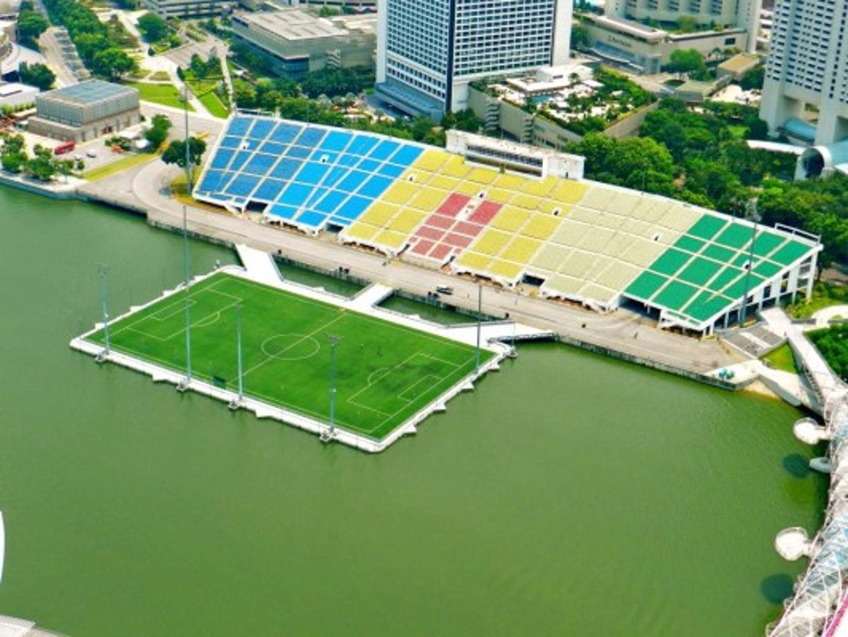 El estadio flotante de Marina Bay se halla en Singapur. Fue construido en 2006,tiene 120 metros de largo y 83 metros de ancho. Las graderías están ubicadas en tierra firme, abajo de ellas se encuentran los vestuarios.Su capacidad es de al menos 30 mil personas. Al terreno de juego se accede por medio de tres puentes que lo conectan con las tribunas.<br/>