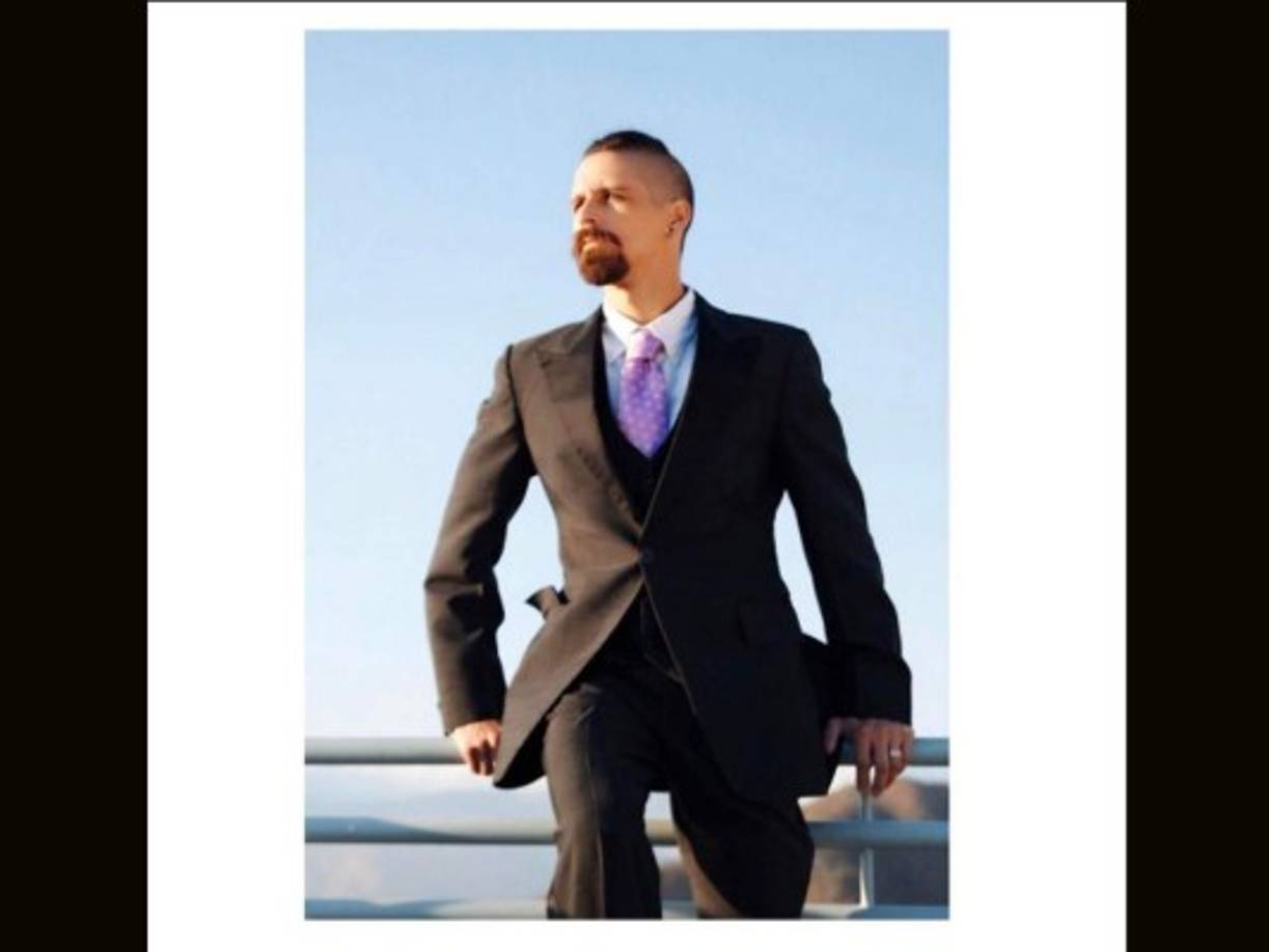 Hoy luce una apariencia rockera y ruda.<br/>