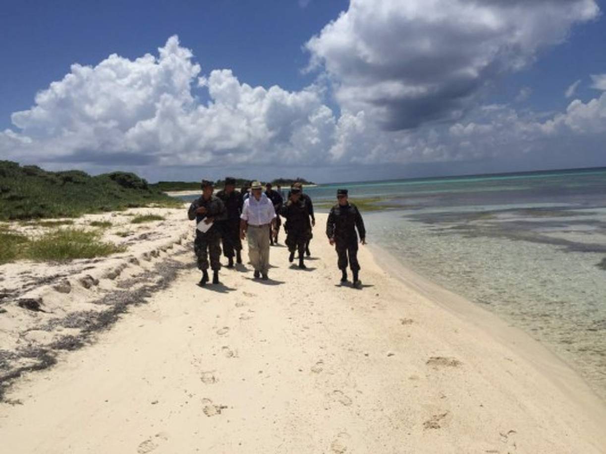 El mandatario Juan Orlando Hernández dice que la isla tiene enorme potencial turístico.