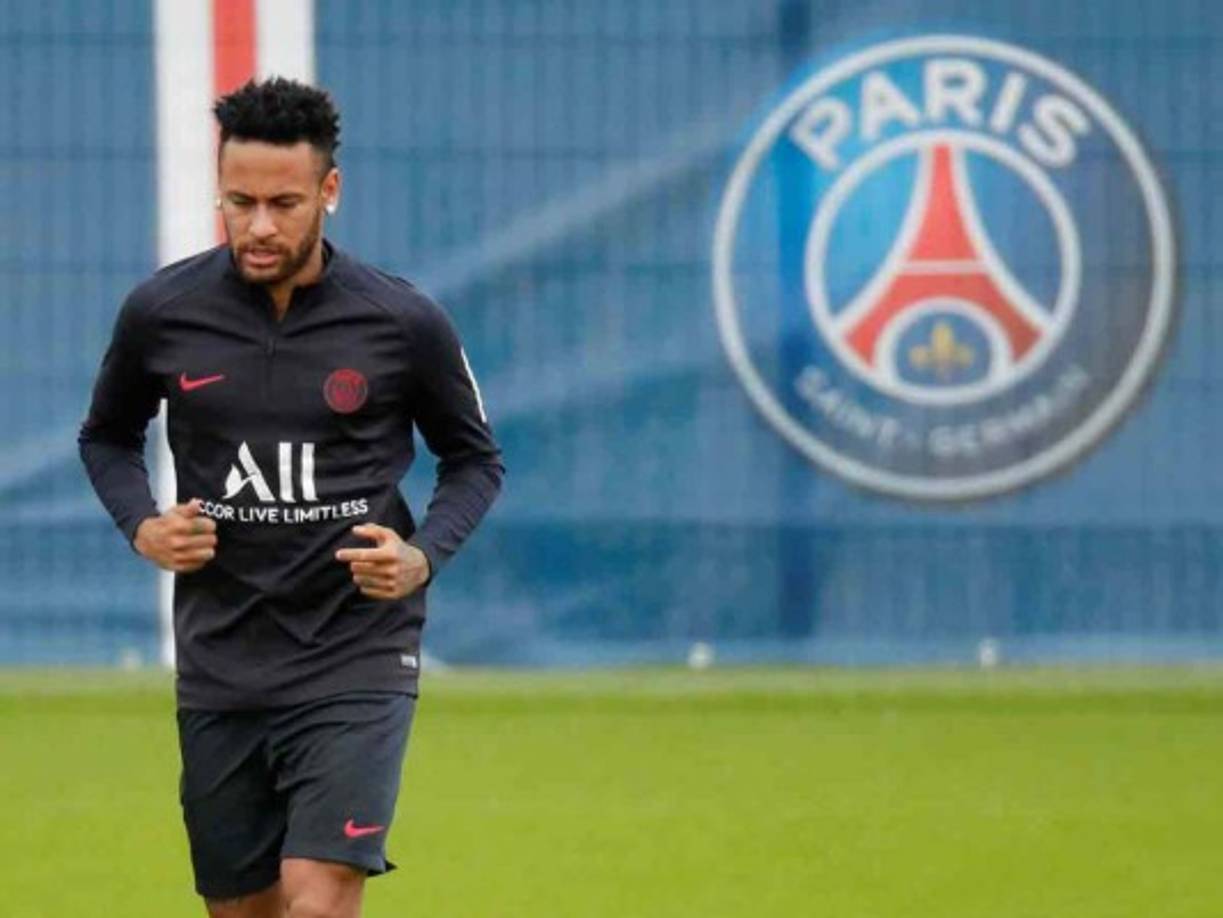 La prensa en Europa reporta que el entorno del futbolista está dispuesto a recortar su sueldo en busca de regresar al equipo que le dio su primera oportunidad en Europa, el FC Barcelona.