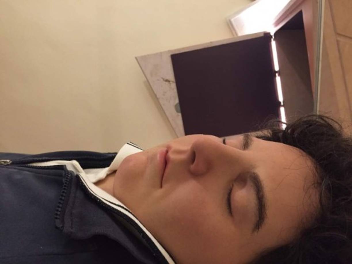 Sus familiares cumplieron su deseo y su cuerpo reposa en una urna de vidrio en Asís, Italia, donde podrá ser venerado por los peregrinos hasta el 17 de octubre.