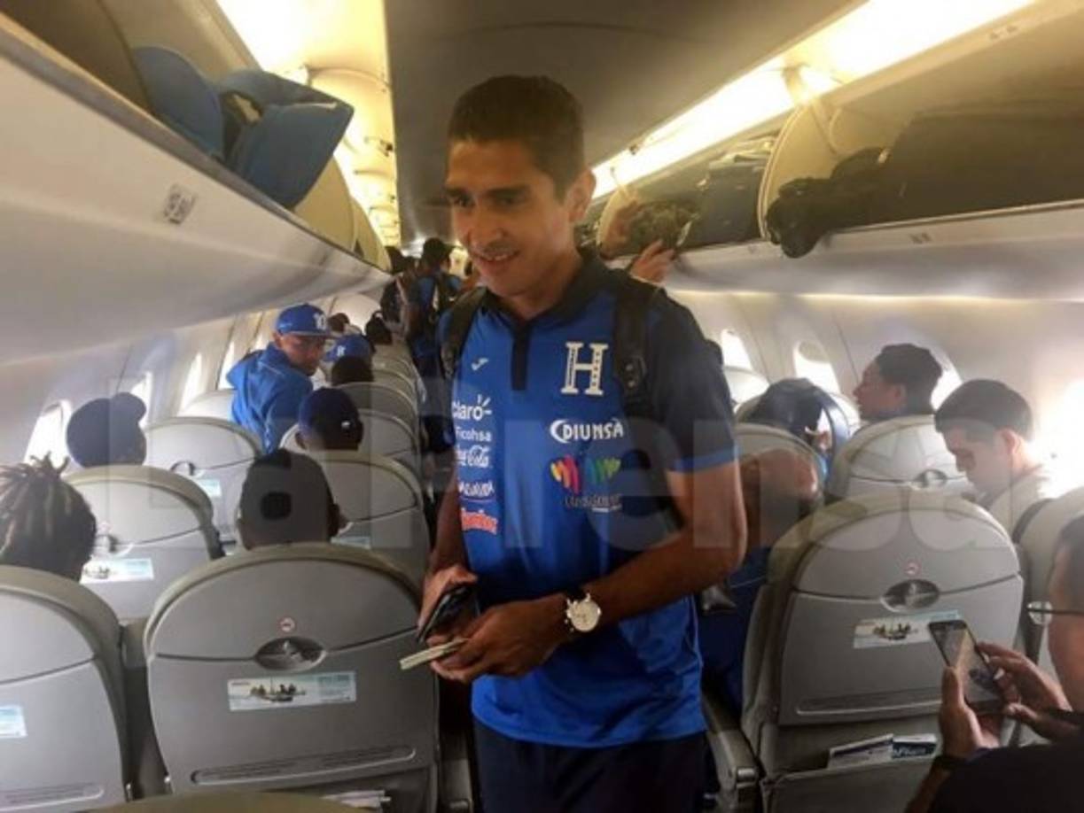 Jorge Claros, sonriente llega al lugar donde está su asiento.