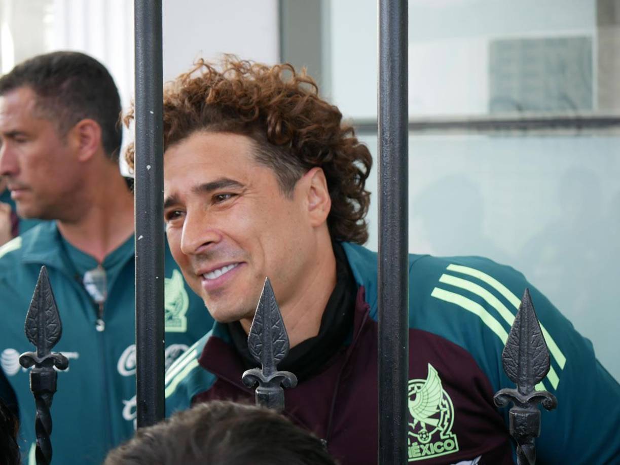 ‘Memo‘ Ochoa, que fue titular en San Pedro Sula el viernes, posando para una fotografía de los aficionados.