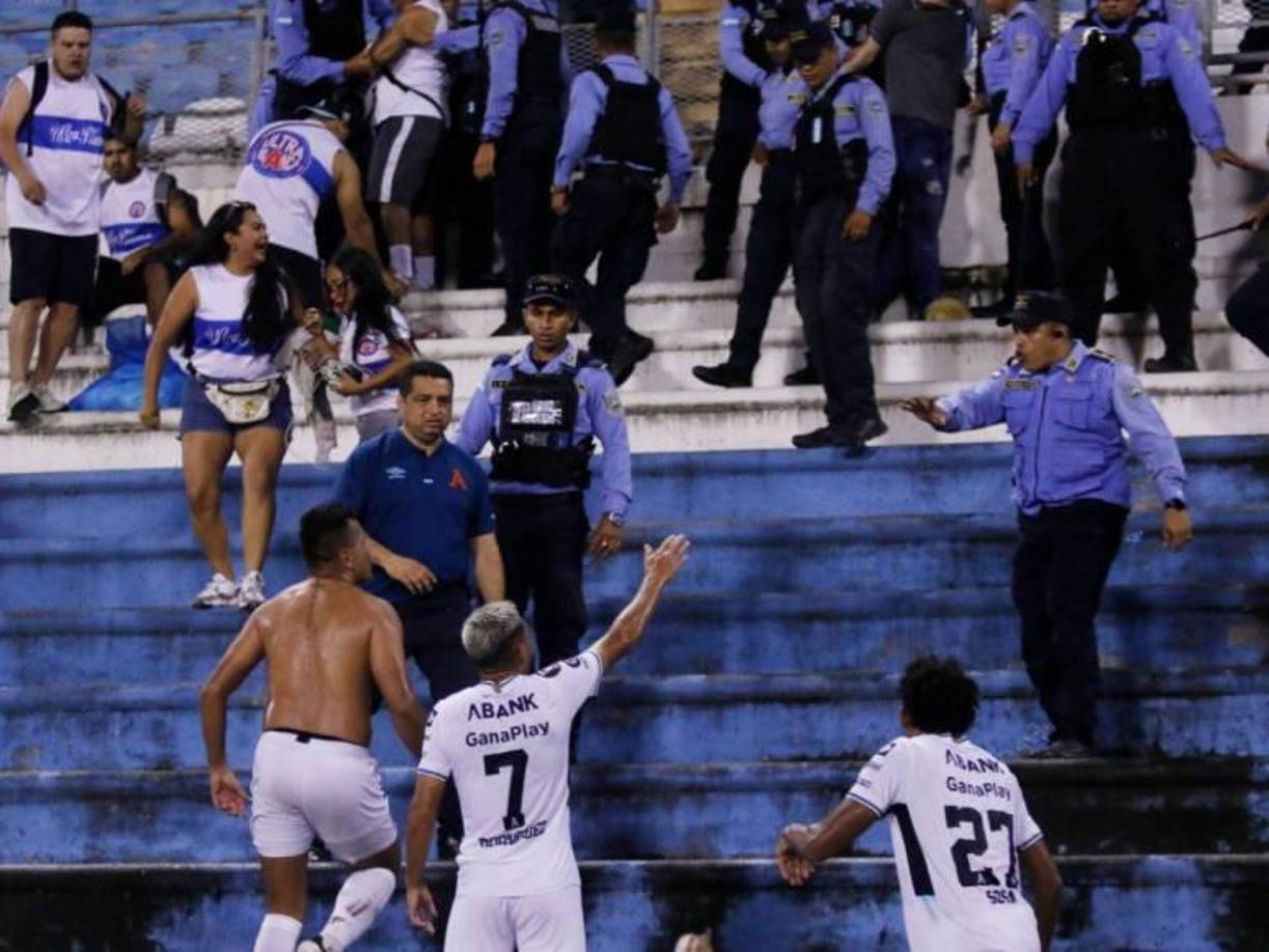 Indignación en prensa deportiva y aficionados salvadoreños por los zafarranchos ocurridos la noche del martes tras el Marathón vs Alianza por la Copa Centroamericana. 