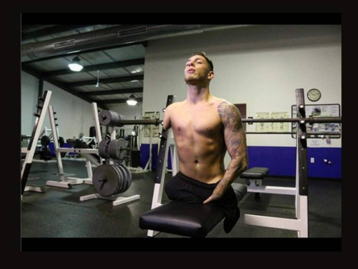 Nick no tiene un brazo y piernas pero aún así pasa horas en el gimnasio para lograr su objetivo.