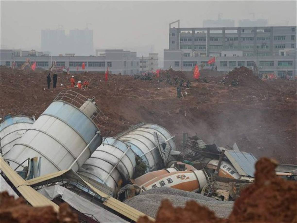 El derrumbe detruyó varias edificaciones y empresas de la zona afectada.