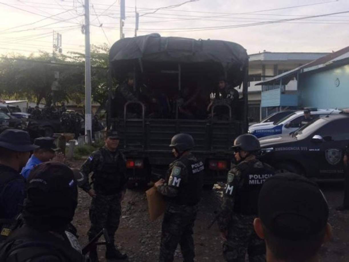 El Instituto Nacional Penitenciario (INP) fue el encargado del traslado hoy de los 110 privados de libertad a diferentes cárceles de máxima seguridad en Honduras.